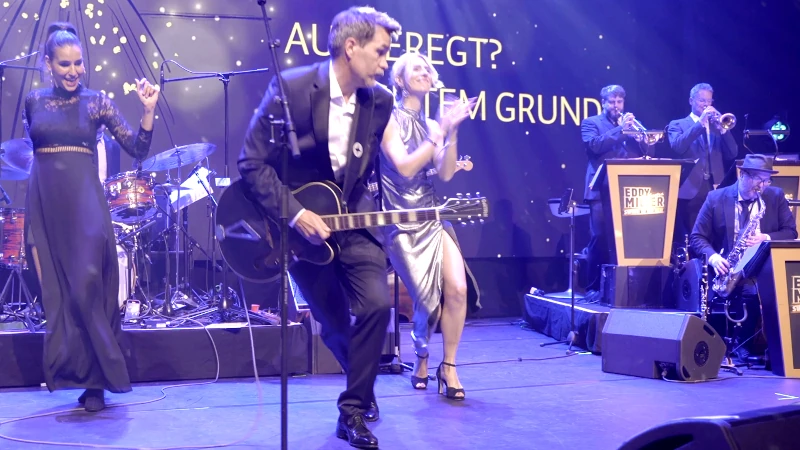 Sänger Eddy Miller dancing to the beat